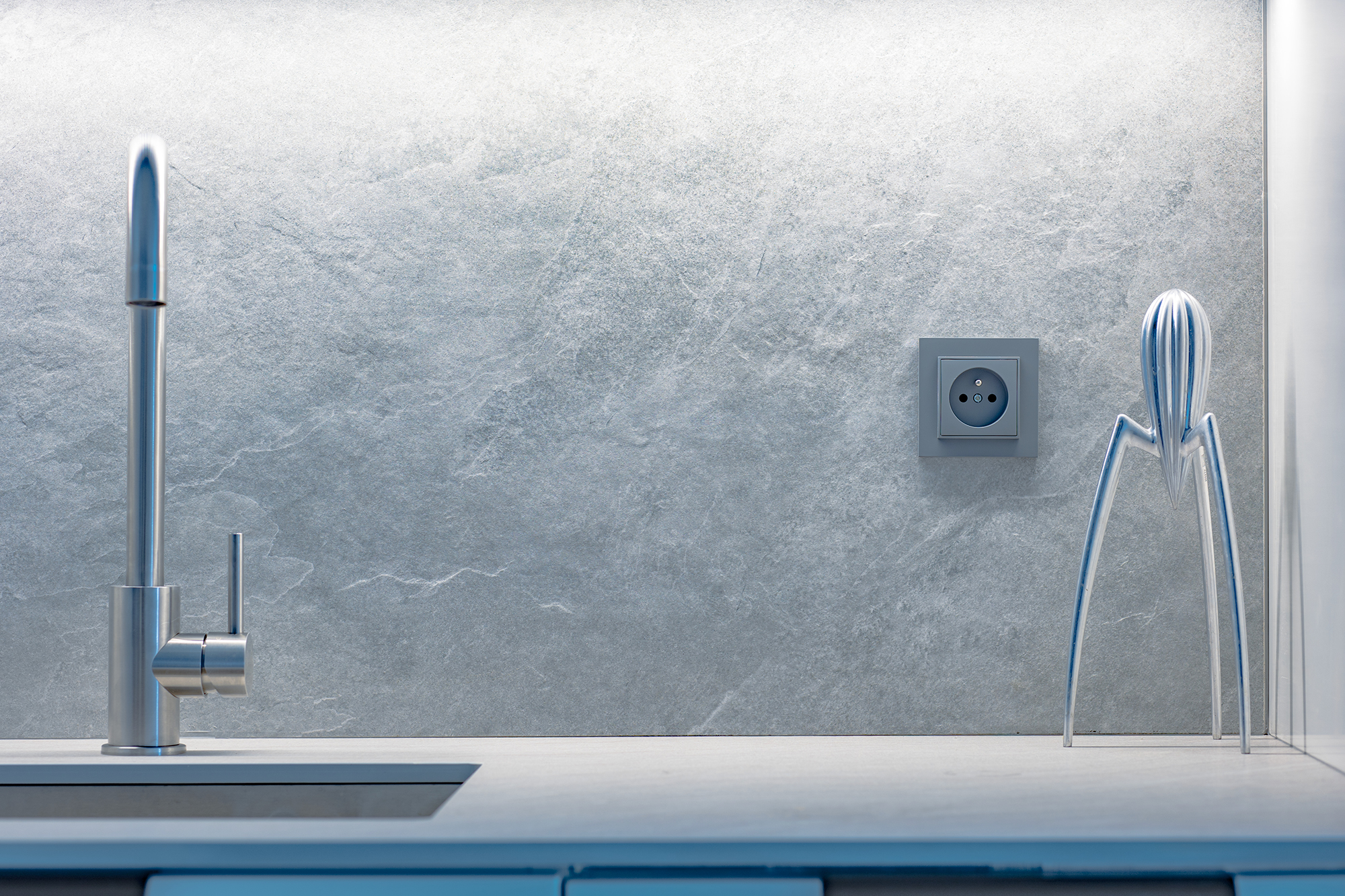 Cienki blat kompaktowy jest bardzo trwałym i odpornym materiałem, a dzięki jego właściwościom, możliwe jest podwieszenie zlewozmywaka.